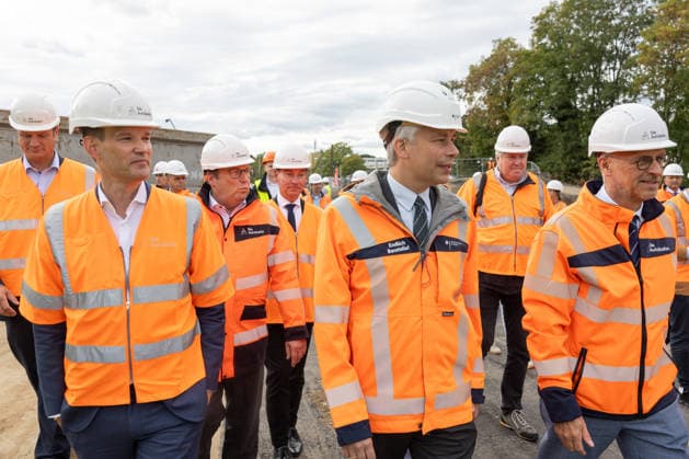Bundesverkehrsminister Steffen Bilger informiert sich über Abrissarbeiten an der Vorlandbrücke der Nordbrücke in Bonn - 17.09.26 Drogenbeauftragter der Bundesregierung Hendrik STREECK (CDU),NRW Landesminister für Umwelt, Naturschutz und Verkehr Oliver Krischer (Die Grünen), Parlamentarischer Staatssekretär beim Bundesminister der Verteidigung Sebastian HARTMANN (SPD, MdB Rhein-Sieg-Kreis I), Bundesverkehrsminister Steffen BILGER (CDU), Ingo Steiner, Dirk Brandenburger (Autobahn GmbH) informieren sich vor Ort über den Stand der Abrissarbeiten an der linksrheinischen Vorlandbrücke der Nordbrücke (Friedrich-Ebert-Brücke, A565) in Bonn-Graurheindorf. Bonn Graurheindorf Nordrhein-Westfalen Deutschland Copyright: xMarcxJohnx