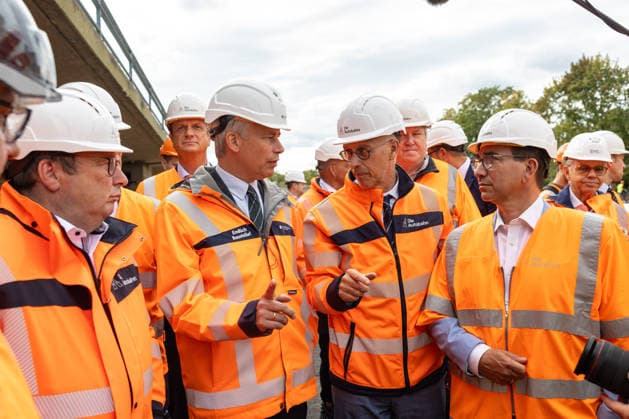 Bundesverkehrsminister Steffen Bilger informiert sich über Abrissarbeiten an der Vorlandbrücke der Nordbrücke in Bonn - 17.09.26 NRW Landesminister für Umwelt, Naturschutz und Verkehr Oliver Krischer (Die Grünen), Bundesverkehrsminister Steffen BILGER (CDU), Dirk Brandenburger (Autobahn GmbH), Oberbürgermeister der Stadt Bonn Guido DEUS (CDU) informieren sich vor Ort über den Stand der Abrissarbeiten an der linksrheinischen Vorlandbrücke der Nordbrücke (Friedrich-Ebert-Brücke, A565) in Bonn-Graurheindorf. Bonn Graurheindorf Nordrhein-Westfalen Deutschland Copyright: xMarcxJohnx