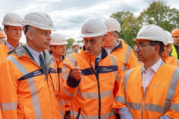 Bundesverkehrsminister Steffen Bilger informiert sich über Abrissarbeiten an der Vorlandbrücke der Nordbrücke in Bonn - 17.09.26 Bundesverkehrsminister Steffen BILGER (CDU), Dirk Brandenburger (Autobahn GmbH), Oberbürgermeister der Stadt Bonn Guido DEUS (CDU) informieren sich vor Ort über den Stand der Abrissarbeiten an der linksrheinischen Vorlandbrücke der Nordbrücke (Friedrich-Ebert-Brücke, A565) in Bonn-Graurheindorf. Bonn Graurheindorf Nordrhein-Westfalen Deutschland Copyright: xMarcxJohnx