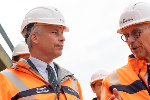 Bundesverkehrsminister Steffen Bilger informiert sich über Abrissarbeiten an der Vorlandbrücke der Nordbrücke in Bonn - 17.09.26 Bundesverkehrsminister Steffen BILGER (CDU) informiert sich vor Ort über den Stand der Abrissarbeiten an der linksrheinischen Vorlandbrücke der Nordbrücke (Friedrich-Ebert-Brücke, A565) in Bonn-Graurheindorf. Bonn Graurheindorf Nordrhein-Westfalen Deutschland Copyright: xMarcxJohnx