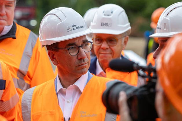 Bundesverkehrsminister Steffen Bilger informiert sich über Abrissarbeiten an der Vorlandbrücke der Nordbrücke in Bonn - 17.09.26 Oberbürgermeister der Stadt Bonn Guido DEUS (CDU) - Bundesverkehrsminister Steffen BILGER (CDU) informiert sich vor Ort über den Stand der Abrissarbeiten an der linksrheinischen Vorlandbrücke der Nordbrücke (Friedrich-Ebert-Brücke, A565) in Bonn-Graurheindorf. Bonn Graurheindorf Nordrhein-Westfalen Deutschland Copyright: xMarcxJohnx