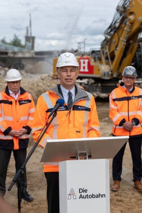 Bundesverkehrsminister Steffen Bilger informiert sich über Abrissarbeiten an der Vorlandbrücke der Nordbrücke in Bonn - 17.09.26 Bundesverkehrsminister Steffen BILGER (CDU) informiert sich vor Ort über den Stand der Abrissarbeiten an der linksrheinischen Vorlandbrücke der Nordbrücke (Friedrich-Ebert-Brücke, A565) in Bonn-Graurheindorf. Im Hintergrund NRW Landesminister für Umwelt, Naturschutz und Verkehr Oliver Krischer (Die Grünen) Bonn Graurheindorf Nordrhein-Westfalen Deutschland Copyright: xMarcxJohnx
