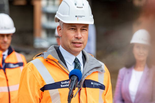 Bundesverkehrsminister Steffen Bilger informiert sich über Abrissarbeiten an der Vorlandbrücke der Nordbrücke in Bonn - 17.09.26 Bundesverkehrsminister Steffen BILGER (CDU) informiert sich vor Ort über den Stand der Abrissarbeiten an der linksrheinischen Vorlandbrücke der Nordbrücke (Friedrich-Ebert-Brücke, A565) in Bonn-Graurheindorf. Bonn Graurheindorf Nordrhein-Westfalen Deutschland Copyright: xMarcxJohnx