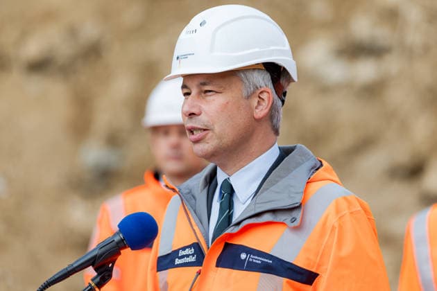 Bundesverkehrsminister Steffen Bilger informiert sich über Abrissarbeiten an der Vorlandbrücke der Nordbrücke in Bonn - 17.09.26 Bundesverkehrsminister Steffen BILGER (CDU) informiert sich vor Ort über den Stand der Abrissarbeiten an der linksrheinischen Vorlandbrücke der Nordbrücke (Friedrich-Ebert-Brücke, A565) in Bonn-Graurheindorf. Bonn Graurheindorf Nordrhein-Westfalen Deutschland Copyright: xMarcxJohnx