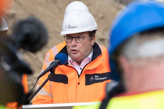 Bundesverkehrsminister Steffen Bilger informiert sich über Abrissarbeiten an der Vorlandbrücke der Nordbrücke in Bonn - 17.09.26 NRW Landesminister für Umwelt, Naturschutz und Verkehr Oliver Krischer (Die Grünen) - Bundesverkehrsminister Steffen BILGER (CDU) informiert sich vor Ort über den Stand der Abrissarbeiten an der linksrheinischen Vorlandbrücke der Nordbrücke (Friedrich-Ebert-Brücke, A565) in Bonn-Graurheindorf. Bonn Graurheindorf Nordrhein-Westfalen Deutschland Copyright: xMarcxJohnx