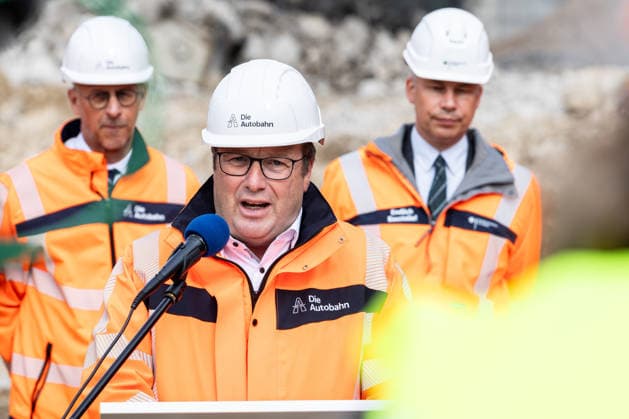 Bundesverkehrsminister Steffen Bilger informiert sich über Abrissarbeiten an der Vorlandbrücke der Nordbrücke in Bonn - 17.09.26 NRW Landesminister für Umwelt, Naturschutz und Verkehr Oliver Krischer (Die Grünen) - Bundesverkehrsminister Steffen BILGER (CDU) informiert sich vor Ort über den Stand der Abrissarbeiten an der linksrheinischen Vorlandbrücke der Nordbrücke (Friedrich-Ebert-Brücke, A565) in Bonn-Graurheindorf. Bonn Graurheindorf Nordrhein-Westfalen Deutschland Copyright: xMarcxJohnx
