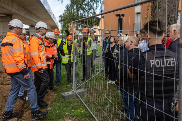 Bundesverkehrsminister Steffen Bilger informiert sich über Abrissarbeiten an der Vorlandbrücke der Nordbrücke in Bonn - 17.09.26 Dialog über dem Bauzaun Bundesverkehrsminister Steffen BILGER (CDU) und Oberbürgermeister der Stadt Bonn Guido DEUS (CDU) tauschen sich mit Bürgern aus und informiert sich vor Ort über den Stand der Abrissarbeiten an der linksrheinischen Vorlandbrücke der Nordbrücke (Friedrich-Ebert-Brücke, A565) in Bonn-Graurheindorf. Bonn Graurheindorf Nordrhein-Westfalen Deutschland Copyright: xMarcxJohnx