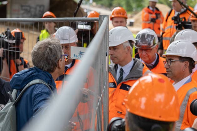 Bundesverkehrsminister Steffen Bilger informiert sich über Abrissarbeiten an der Vorlandbrücke der Nordbrücke in Bonn - 17.09.26 Dialog über dem Bauzaun Bundesverkehrsminister Steffen BILGER (CDU) und Oberbürgermeister der Stadt Bonn Guido DEUS (CDU) tauschen sich mit Bürgern aus und informiert sich vor Ort über den Stand der Abrissarbeiten an der linksrheinischen Vorlandbrücke der Nordbrücke (Friedrich-Ebert-Brücke, A565) in Bonn-Graurheindorf. Bonn Graurheindorf Nordrhein-Westfalen Deutschland Copyright: xMarcxJohnx