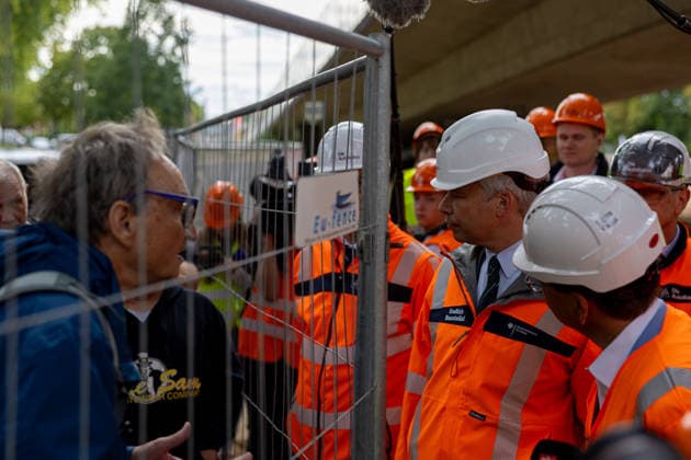 Bundesverkehrsminister Steffen Bilger informiert sich über Abrissarbeiten an der Vorlandbrücke der Nordbrücke in Bonn - 17.09.26 Dialog über dem Bauzaun Bundesverkehrsminister Steffen BILGER (CDU) und Oberbürgermeister der Stadt Bonn Guido DEUS (CDU) tauschen sich mit Bürgern aus und informiert sich vor Ort über den Stand der Abrissarbeiten an der linksrheinischen Vorlandbrücke der Nordbrücke (Friedrich-Ebert-Brücke, A565) in Bonn-Graurheindorf. Bonn Graurheindorf Nordrhein-Westfalen Deutschland Copyright: xMarcxJohnx