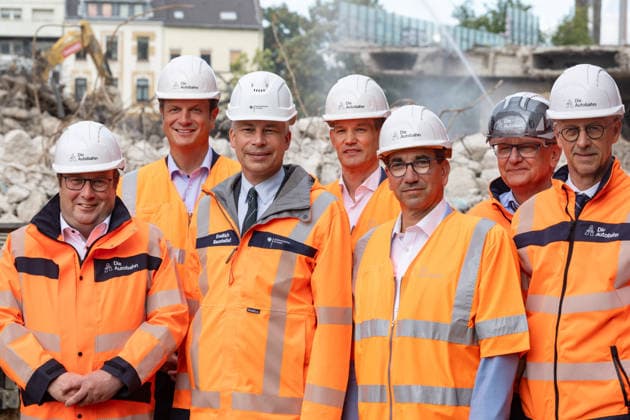 Bundesverkehrsminister Steffen Bilger informiert sich über Abrissarbeiten an der Vorlandbrücke der Nordbrücke in Bonn - 17.09.26 NRW Landesminister für Umwelt, Naturschutz und Verkehr Oliver Krischer (Die Grünen), Bundesverkehrsminister Steffen BILGER (CDU), Drogenbeauftragter der Bundesregierung Hendrik STREECK (CDU), Oberbürgermeister der Stadt Bonn Guido DEUS (CDU), Dirk Brandenburger (Autobahn GmbH) informieren sich vor Ort über den Stand der Abrissarbeiten an der linksrheinischen Vorlandbrücke der Nordbrücke (Friedrich-Ebert-Brücke, A565) in Bonn-Graurheindorf. Bonn Graurheindorf Nordrhein-Westfalen Deutschland Copyright: xMarcxJohnx
