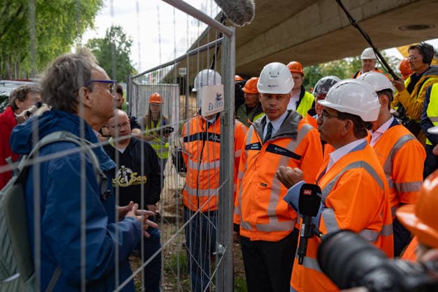 Bundesverkehrsminister Steffen Bilger informiert sich über Abrissarbeiten an der Vorlandbrücke der Nordbrücke in Bonn - 17.09.26 Dialog über dem Bauzaun Bundesverkehrsminister Steffen BILGER (CDU) und Oberbürgermeister der Stadt Bonn Guido DEUS (CDU) tauschen sich mit Bürgern aus und informiert sich vor Ort über den Stand der Abrissarbeiten an der linksrheinischen Vorlandbrücke der Nordbrücke (Friedrich-Ebert-Brücke, A565) in Bonn-Graurheindorf. Bonn Graurheindorf Nordrhein-Westfalen Deutschland Copyright: xMarcxJohnx