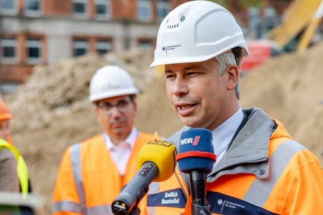 Bundesverkehrsminister Steffen Bilger informiert sich über Abrissarbeiten an der Vorlandbrücke der Nordbrücke in Bonn - 17.09.26 Bundesverkehrsminister Steffen BILGER (CDU) informiert sich vor Ort über den Stand der Abrissarbeiten an der linksrheinischen Vorlandbrücke der Nordbrücke (Friedrich-Ebert-Brücke, A565) in Bonn-Graurheindorf. Bonn Graurheindorf Nordrhein-Westfalen Deutschland Copyright: xMarcxJohnx