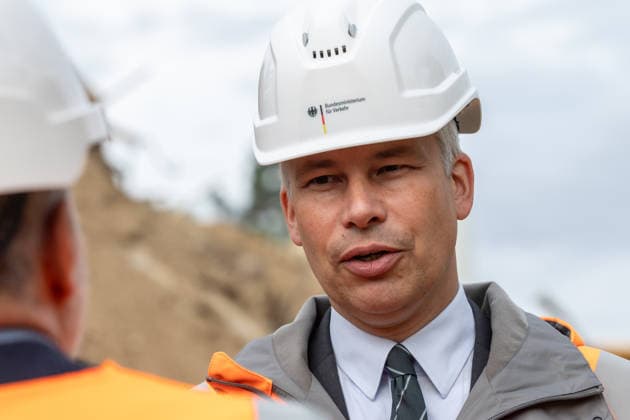 Bundesverkehrsminister Steffen Bilger informiert sich über Abrissarbeiten an der Vorlandbrücke der Nordbrücke in Bonn - 17.09.26 Bundesverkehrsminister Steffen BILGER (CDU) informiert sich vor Ort über den Stand der Abrissarbeiten an der linksrheinischen Vorlandbrücke der Nordbrücke (Friedrich-Ebert-Brücke, A565) in Bonn-Graurheindorf. Bonn Graurheindorf Nordrhein-Westfalen Deutschland Copyright: xMarcxJohnx