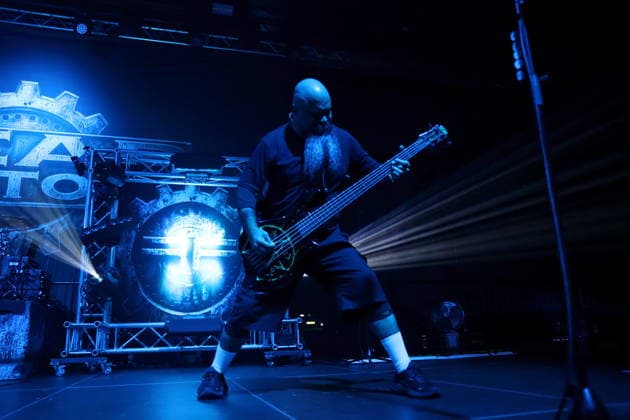 Tony Campos von der Band Fear Factory bei einem Konzert im Huxleys Neue Welt in Berlin, 17. September 2026. Fear Factory Konzert Berlin