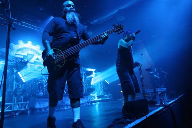 Tony Campos, Milo Silvestro und Dino Cazares, v.l., von der Band Fear Factory bei einem Konzert im Huxleys Neue Welt in Berlin, 17. September 2026. Fear Factory Konzert Berlin