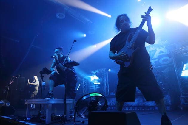Tony Campos, Milo Silvestro und Dino Cazares, v.l., von der Band Fear Factory bei einem Konzert im Huxleys Neue Welt in Berlin, 17. September 2026. Fear Factory Konzert Berlin