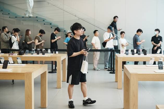 Apple iPhone 18 Smartphone HANGZHOU, CHINA - SEPTEMBER 18, 2026 - Customers walked out of the Apple flagship store after purchasing the iPhone 18 phones in Hangzhou, Zhejiang Province, China on September 18, 2026. Hangzhou Zhejiang China  Copyright: xCFOTOx i1789723043843