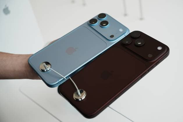 Apple iPhone 18 Smartphone HANGZHOU, CHINA - SEPTEMBER 18, 2026 - A customer is experiencing an iPhone 18 smartphone at an Apple flagship store in Hangzhou, Zhejiang Province, China on September 18, 2026. Hangzhou Zhejiang China  Copyright: xCFOTOx i1789723044369