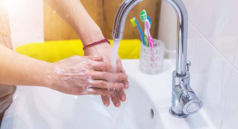 Close up washing hands in the bathroom. Prevention against flu or corona. Copyright: xDaxenbichlerx Panthermedia80718400.jpg