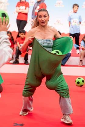 ABB KINDERTAG- Anna-Carina Woitschack Ball fangen grosse Hose beim kinderTag in den Atelier Gardens Berlin am 17.09,2026