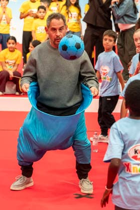 ABB KINDERTAG- Moritz Bleibtreu Ball fangen grosse Hose beim kinderTag in den Atelier Gardens Berlin am 17.09,2026