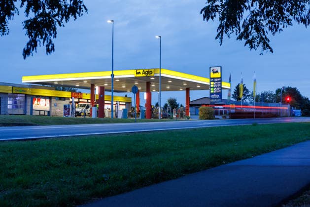 18.09.2026 - Blick auf die AGIP Tankstelle in Pasewalk an der Bundesstraße B104 mit der aktuellen Preistafel des Tages Pasewalk Mecklenburg-Vorpommern Deutschland