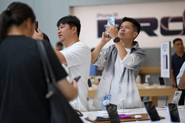 NANJING, CHINA - SEPTEMBER 18: Citizens experience the new iPhone 18 Pro series at an Apple flagship store on September 18, 2026 in Nanjing, Jiangsu Province of China. The iPhone 18 Pro series officially went on sale today.  Copyright: xVCGx 111667691116