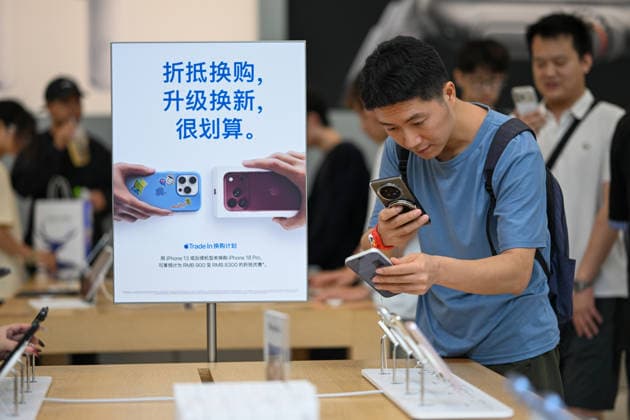 NANJING, CHINA - SEPTEMBER 18: Citizens experience the new iPhone 18 Pro series at an Apple flagship store on September 18, 2026 in Nanjing, Jiangsu Province of China. The iPhone 18 Pro series officially went on sale on this day.  Copyright: xVCGx 111667691117