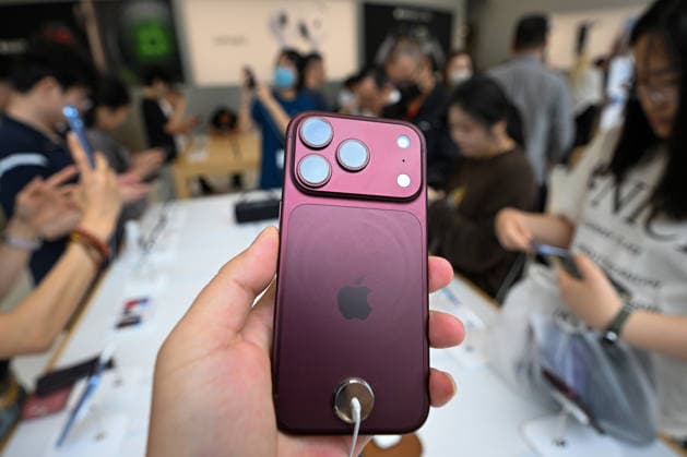 NANJING, CHINA - SEPTEMBER 18: Citizens experience the new iPhone 18 Pro series at an Apple flagship store on September 18, 2026 in Nanjing, Jiangsu Province of China. The iPhone 18 Pro series officially went on sale today.  Copyright: xVCGx 111667691107