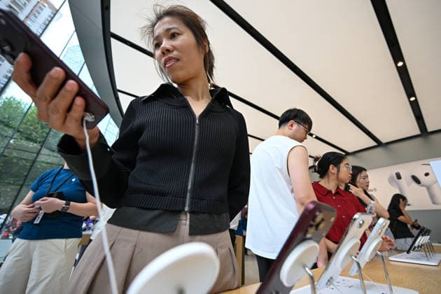 NANJING, CHINA - SEPTEMBER 18: Citizens experience the new iPhone 18 Pro series at an Apple flagship store on September 18, 2026 in Nanjing, Jiangsu Province of China. The latest models from Apple went on sale globally on this day.  Copyright: xVCGx 111667691108