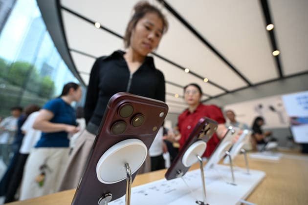 NANJING, CHINA - SEPTEMBER 18: Citizens experience the new iPhone 18 Pro series at an Apple flagship store on September 18, 2026 in Nanjing, Jiangsu Province of China. The latest models from Apple officially went on sale today.  Copyright: xVCGx 111667691109