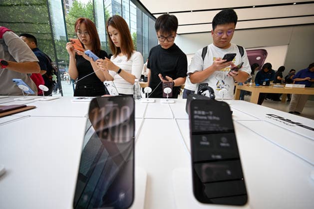 NANJING, CHINA - SEPTEMBER 18: Citizens experience the new iPhone 18 Pro at an Apple flagship store on September 18, 2026 in Nanjing, Jiangsu Province of China. The iPhone 18 Pro series officially went on sale on this day.  Copyright: xVCGx 111667691111