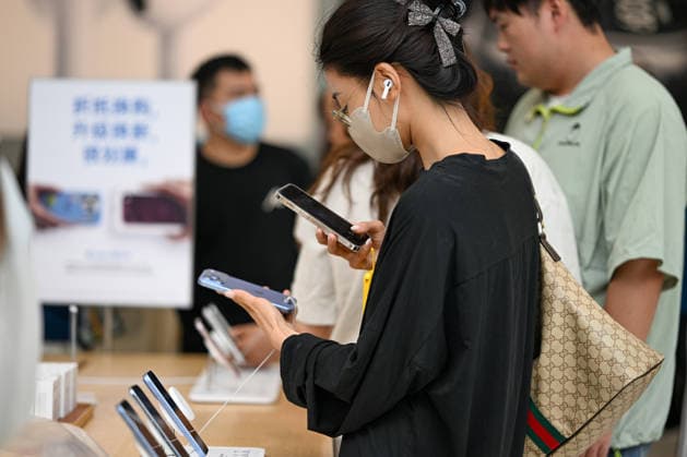 NANJING, CHINA - SEPTEMBER 18: Citizens experience the new iPhone 18 Pro series at an Apple flagship store on September 18, 2026 in Nanjing, Jiangsu Province of China. The iPhone 18 Pro series officially went on sale on this day.  Copyright: xVCGx 111667691113