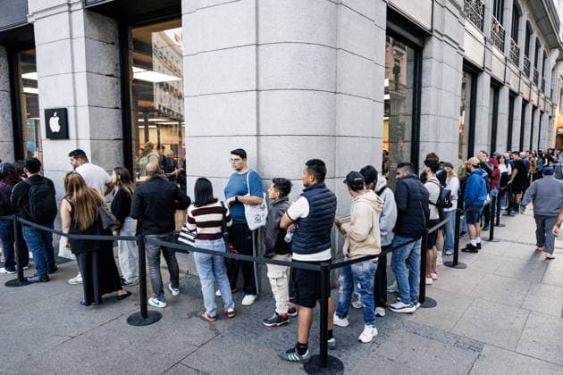 Apple Launches Its New Products Dozens of people line up to enter the Apple Store at Puerta del Sol on September 18, 2026, in Madrid, Spain. Apple is unveiling its new lineup of smartphones today iPhone 18, Apple Watch Series 12, Apple Watch Ultra 4, and AirPods. Apple is also releasing its first foldable iPhone, the iPhone Duo. SEPTEMBER 18, 2026 Carlos Lujá Madrid, Spain  Copyright: xCarlosxLujanx 7782661