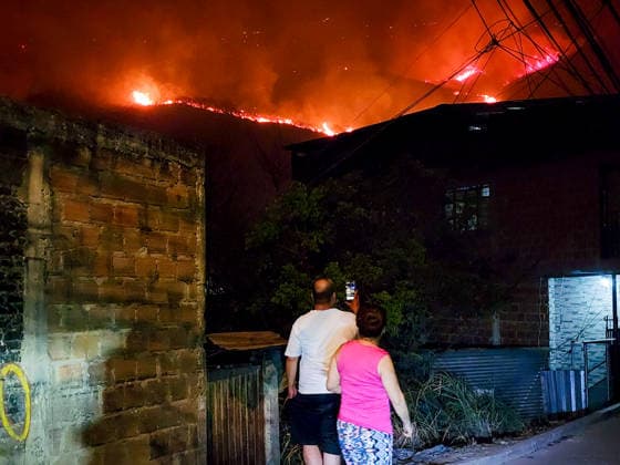 Wildfire puts Cali community in Altos de Menga neighborhood at risk CALI, COLOMBIA - SEPTEMBER 17: Firefighters and local residents work together to battle a fast-moving wildfire threatening homes in the Altos de Menga neighborhood in northern Cali, Colombia on September 17, 2026. Fueled by prolonged dry conditions, lack of rainfall, and strong winds, the blaze tore through hillside vegetation, impacting at least five homes and sending large plumes of smoke across the city as emergency crews navigated difficult mountainous terrain to contain the spread. Edwin Rodriguez Pipicano Anadolu Cali Colombia. Editorial use only. Please get in touch for any other usage.  Copyright: x2026xAnadoluxEdwinxRodriguezxPipicanox