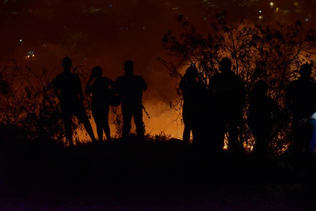 Wildfire puts Cali community in Altos de Menga neighborhood at risk CALI, COLOMBIA - SEPTEMBER 17: Firefighters and local residents work together to battle a fast-moving wildfire threatening homes in the Altos de Menga neighborhood in northern Cali, Colombia on September 17, 2026. Fueled by prolonged dry conditions, lack of rainfall, and strong winds, the blaze tore through hillside vegetation, impacting at least five homes and sending large plumes of smoke across the city as emergency crews navigated difficult mountainous terrain to contain the spread. Edwin Rodriguez Pipicano Anadolu Cali Colombia. Editorial use only. Please get in touch for any other usage.  Copyright: x2026xAnadoluxEdwinxRodriguezxPipicanox