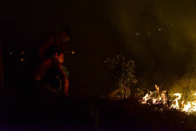 Wildfire puts Cali community in Altos de Menga neighborhood at risk CALI, COLOMBIA - SEPTEMBER 17: Firefighters and local residents work together to battle a fast-moving wildfire threatening homes in the Altos de Menga neighborhood in northern Cali, Colombia on September 17, 2026. Fueled by prolonged dry conditions, lack of rainfall, and strong winds, the blaze tore through hillside vegetation, impacting at least five homes and sending large plumes of smoke across the city as emergency crews navigated difficult mountainous terrain to contain the spread. Edwin Rodriguez Pipicano Anadolu Cali Colombia. Editorial use only. Please get in touch for any other usage.  Copyright: x2026xAnadoluxEdwinxRodriguezxPipicanox