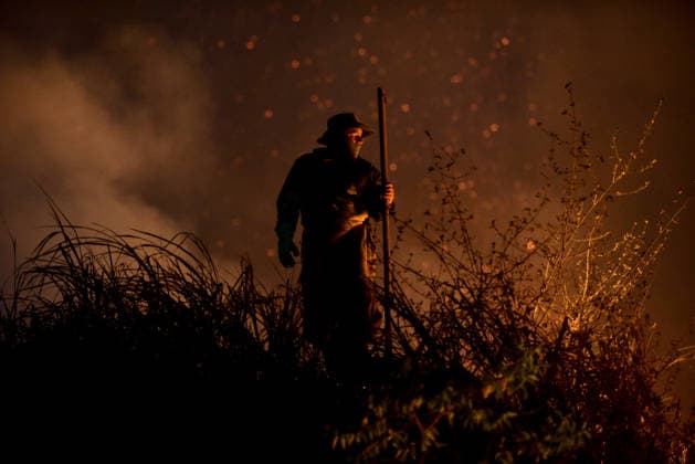 Wildfire puts Cali community in Altos de Menga neighborhood at risk CALI, COLOMBIA - SEPTEMBER 17: Firefighters and local residents work together to battle a fast-moving wildfire threatening homes in the Altos de Menga neighborhood in northern Cali, Colombia on September 17, 2026. Fueled by prolonged dry conditions, lack of rainfall, and strong winds, the blaze tore through hillside vegetation, impacting at least five homes and sending large plumes of smoke across the city as emergency crews navigated difficult mountainous terrain to contain the spread. Edwin Rodriguez Pipicano Anadolu Cali Colombia. Editorial use only. Please get in touch for any other usage.  Copyright: x2026xAnadoluxEdwinxRodriguezxPipicanox
