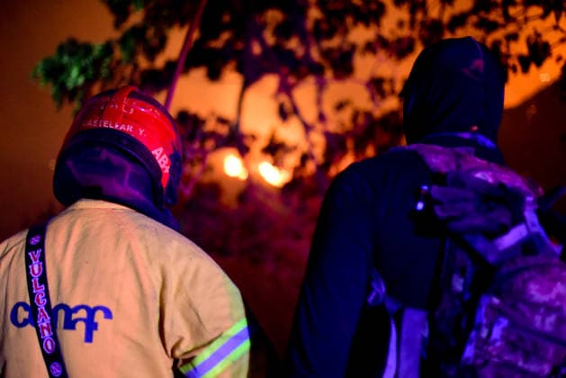 Wildfire puts Cali community in Altos de Menga neighborhood at risk CALI, COLOMBIA - SEPTEMBER 17: Firefighters and local residents work together to battle a fast-moving wildfire threatening homes in the Altos de Menga neighborhood in northern Cali, Colombia on September 17, 2026. Fueled by prolonged dry conditions, lack of rainfall, and strong winds, the blaze tore through hillside vegetation, impacting at least five homes and sending large plumes of smoke across the city as emergency crews navigated difficult mountainous terrain to contain the spread. Edwin Rodriguez Pipicano Anadolu Cali Colombia. Editorial use only. Please get in touch for any other usage.  Copyright: x2026xAnadoluxEdwinxRodriguezxPipicanox