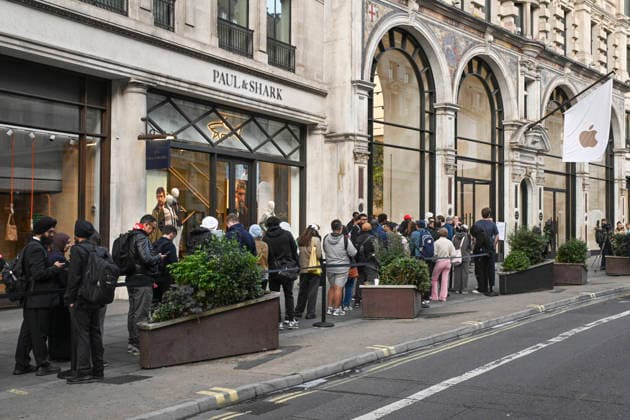 September 18, 2026, London, London, UK: London, UK. Customers queue outside the Apple Regent Street store for the launch of the iPhone 18 Pro, iPhone 18 Pro Max, Apple Watch Series 12, Apple Watch Ultra 4 and AirPods 5. London UK  - ZUMAl94_ 20260918_zaf_l94_004 Copyright: xRayxTangx