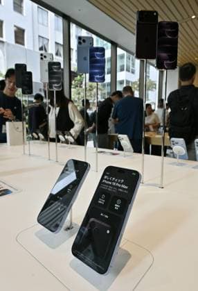Apple iPhone 18 Pro series Photo taken at an Apple Store in Tokyo s Ginza district on Sept. 18, 2026, shows the iPhone 18 Pro series models released by Apple Inc. the same day.  A14AA0005627798P