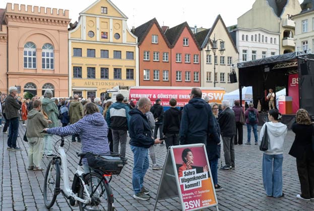 MV Wahl 2026, BSW Bündnis Sahar Wagenknecht DEUTSCHLAND, Mecklenburg-Vorpommern, Schwerin, MV Landtagswahlen 2026, Wahlkampfveranstaltung Sarah kommt des BSW Bündnis Sahra Wagenknecht auf dem Schweriner Marktplatz am 17. Sep 2026, Tankwagen mit BSW Wahlwerbung Vernunft und günstige Energie Schwerin Mecklenburg-Vorpommern Deutschland