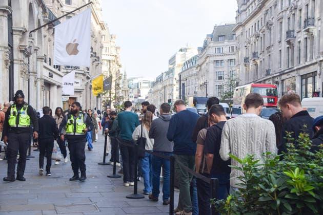 September 18, 2026, London, England, United Kingdom: Customers queue up outside the Apple store on Regents Street as the iPhone 18 goes on sale in the UK. London United Kingdom  - ZUMAv130 20260918_zip_v130_001 Copyright: xVukxValcicx