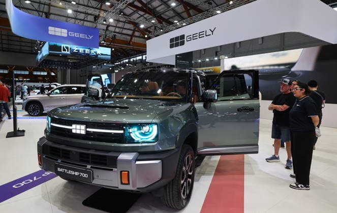 (260918) -- SYDNEY, Sept. 18, 2026 -- Visitors view a vehicle from Geely at Everything Electric Sydney, a home energy and electric vehicle show, in Sydney, Australia, Sept. 18, 2026. The show runs from Sept. 18 to 20. ) AUSTRALIA-SYDNEY-VEHICLE SHOW GongxBing 