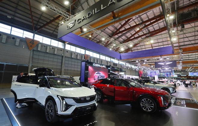 (260918) -- SYDNEY, Sept. 18, 2026 -- This photo taken on Sept. 18, 2026 shows vehicles on display at the booth of Cadillac during Everything Electric Sydney, a home energy and electric vehicle show, in Sydney, Australia. The show runs from Sept. 18 to 20. ) AUSTRALIA-SYDNEY-VEHICLE SHOW GongxBing 