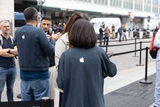 IPA88660634 - Milan, September 18, 2026, Piazza del Liberty On the occasion of the release of the new iPhone 18, Apple workers affiliated with CIGL FILCAMS gathered in front of the company™s headquarters to stage a strike in protest of cuts in the retail sector. Pictured: The launch of the new smartphone model; Apple employees who did not join the strike  Copyright: xFrancescoxEnriquezx xFrancescoxEnriquezx IPA88660634
