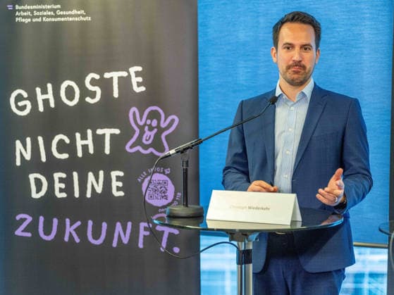 2026-09-18-Pressekonferenz Ausbildungspflicht Bundesminister für Bildung, Wissenschaft und Forschung Christoph Wiederkehr (NEOS) am 18. September 2026 bei der Pressekonferenz zur Zwischenbilanz zu 10 Jahre Ausbildung bis 18 im Hotel Melia Vienna in Wien, Wien, Österreich.