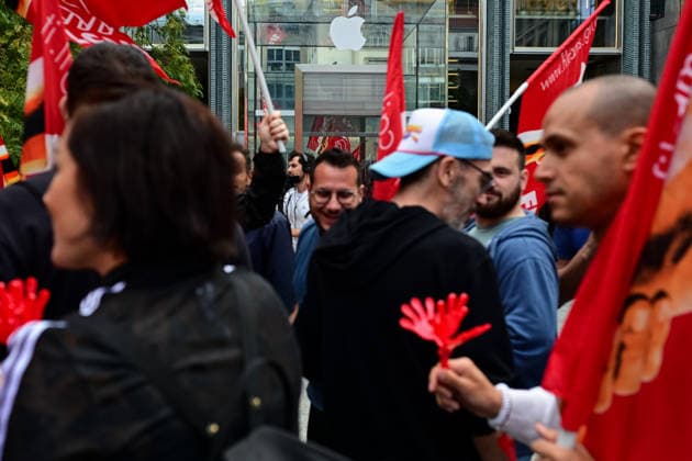 Apple retail employees strike in Milan MILAN, ITALY - SEPTEMBER 18: Apple retail employees take part in a protest outside the Apple Store in Piazza Liberty during a nationwide strike in Milan, Italy, on September 18, 2026. The strike, called by Italian trade unions over staffing shortages, increasing workloads and working conditions, coincides with the launch of Apple s new iPhone 18 Pro and Pro Max in stores. Piero Cruciatti Anadolu Milan Italy. Editorial use only. Please get in touch for any other usage.  Copyright: x2026xAnadoluxPieroxCruciattix