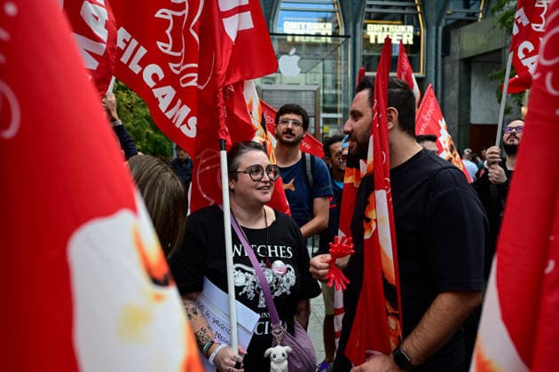 Apple retail employees strike in Milan MILAN, ITALY - SEPTEMBER 18: Apple retail employees take part in a protest outside the Apple Store in Piazza Liberty during a nationwide strike in Milan, Italy, on September 18, 2026. The strike, called by Italian trade unions over staffing shortages, increasing workloads and working conditions, coincides with the launch of Apple s new iPhone 18 Pro and Pro Max in stores. Piero Cruciatti Anadolu Milan Italy. Editorial use only. Please get in touch for any other usage.  Copyright: x2026xAnadoluxPieroxCruciattix