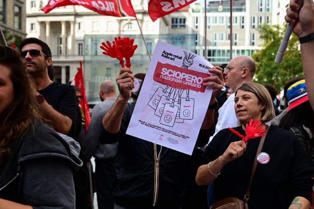 Apple retail employees strike in Milan MILAN, ITALY - SEPTEMBER 18: Apple retail employees take part in a protest outside the Apple Store in Piazza Liberty during a nationwide strike in Milan, Italy, on September 18, 2026. The strike, called by Italian trade unions over staffing shortages, increasing workloads and working conditions, coincides with the launch of Apple s new iPhone 18 Pro and Pro Max in stores. Piero Cruciatti Anadolu Milan Italy. Editorial use only. Please get in touch for any other usage.  Copyright: x2026xAnadoluxPieroxCruciattix